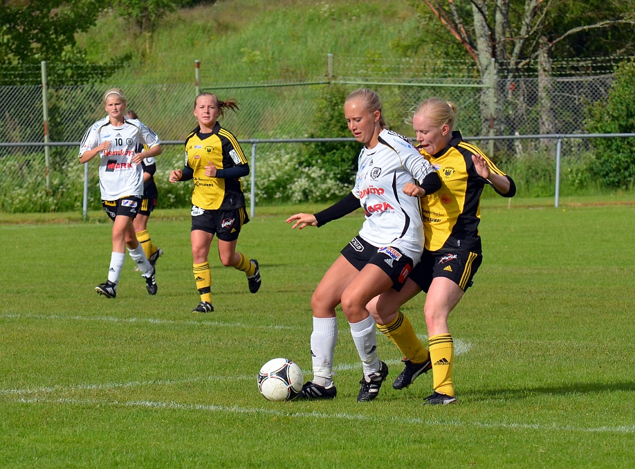 2012_0603_25.JPG - Rebecca Skog ligger tät bakom sin motståndare för att tvinga henne att spela hemåt