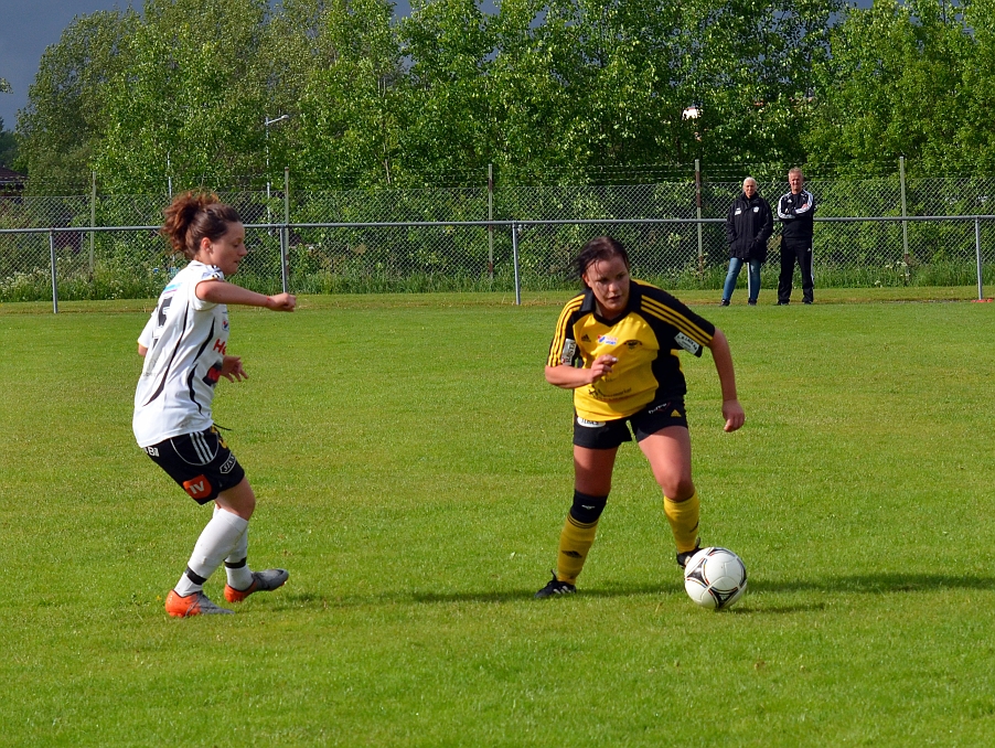 2012_0603_26.JPG - Amanda Lund försöker att komma förbi BK30 spelaren