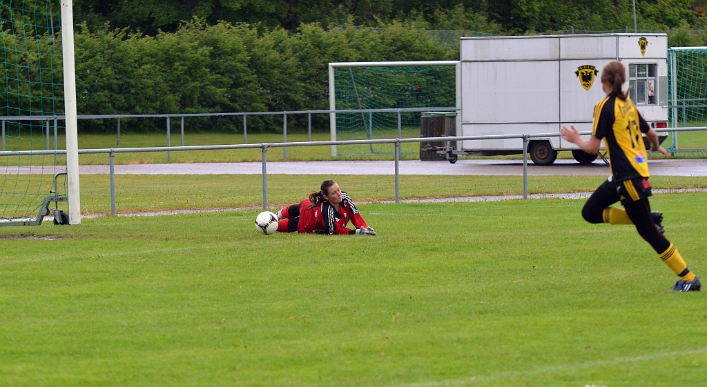 2012_0603_28.JPG - . . . . bollen passerar målvakten och Linn Simonsson kommer tassande. . . .