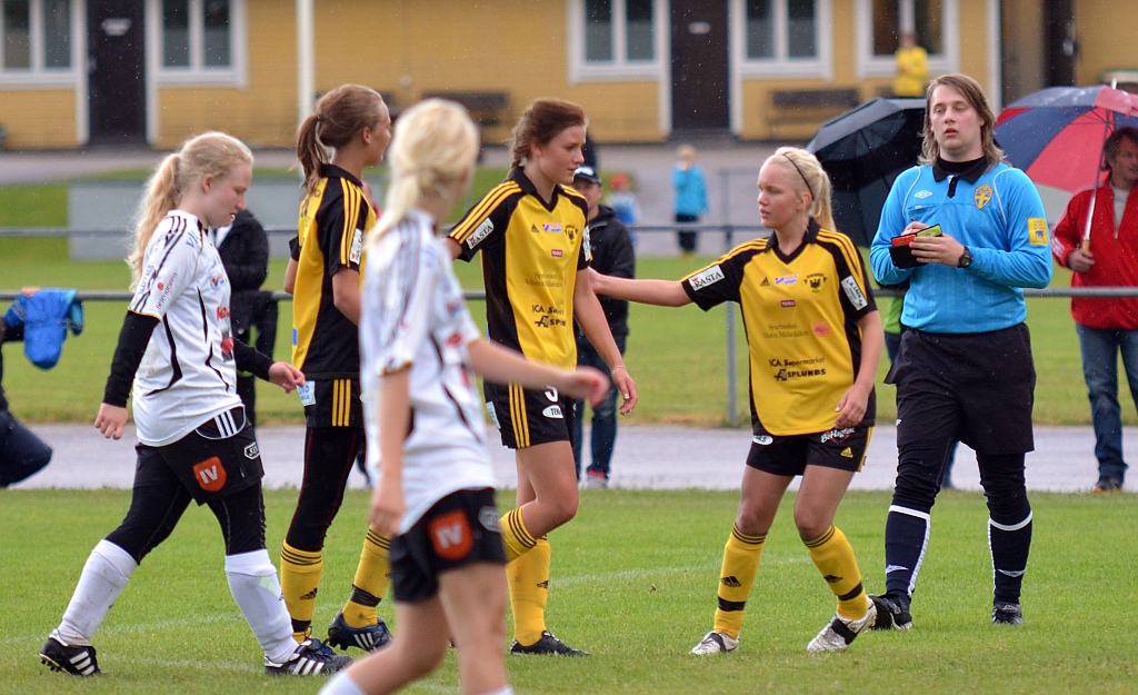 2012_0603_30.JPG - Linn tackar Cornelia för den fina passningen