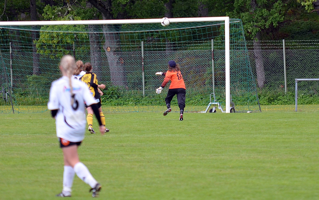 2012_0603_31.JPG - Södra's målvakt var lite för långt ut och BK30 spelaren kunde lobba in reducering till 4-1