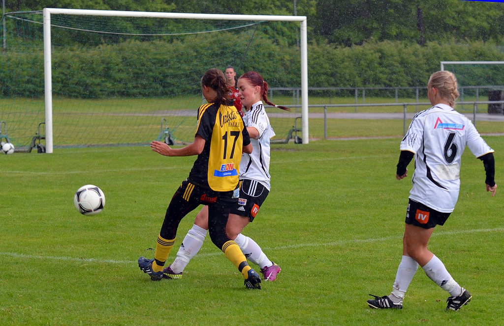 2012_0603_33.JPG - Linn Simonsson i närkamp med BK30 backen