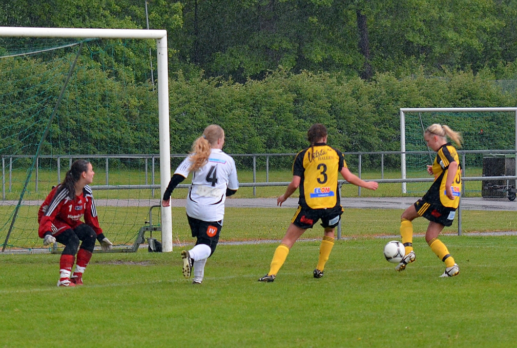 2012_0603_34.JPG - Emma Dahl får en fin passning nere från vänster kortlinje och slår in 5-1 till Södra