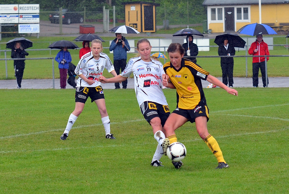 2012_0603_35.JPG - Cornelia Andersson i närkamp med BK30 backen