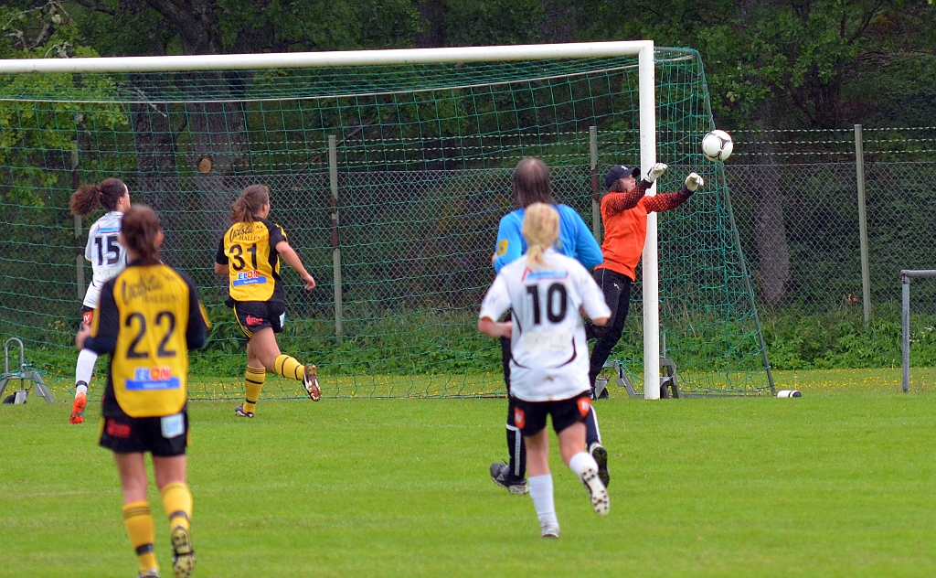 2012_0603_36.JPG - Södra's målvakt Sanna Bäckman gör en fin räddning