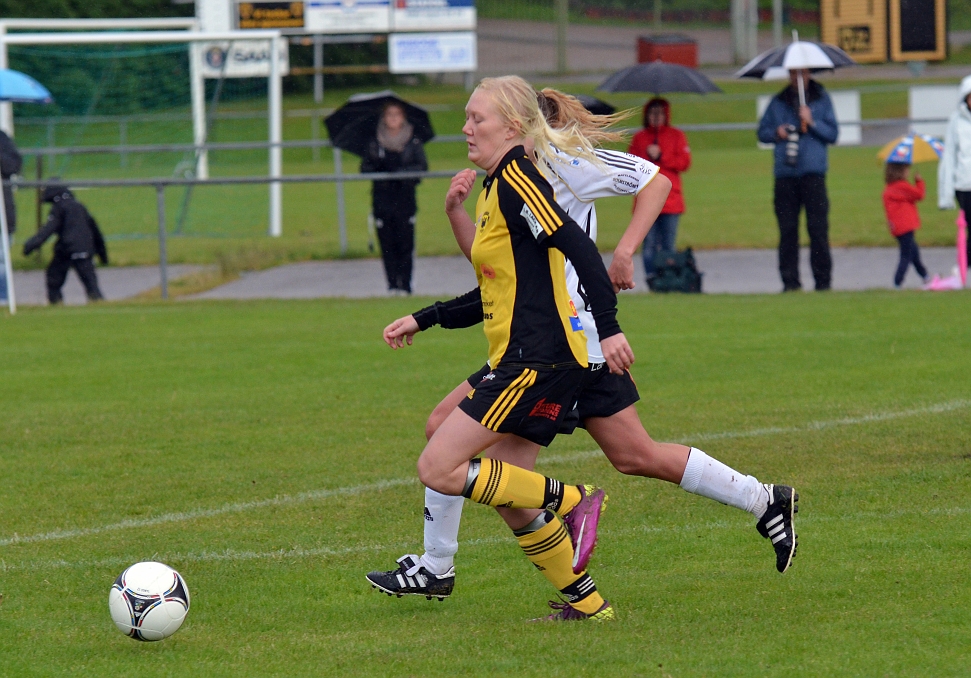 2012_0603_37.JPG - Elin Bergkvist försöker komma förbi sin motståndare