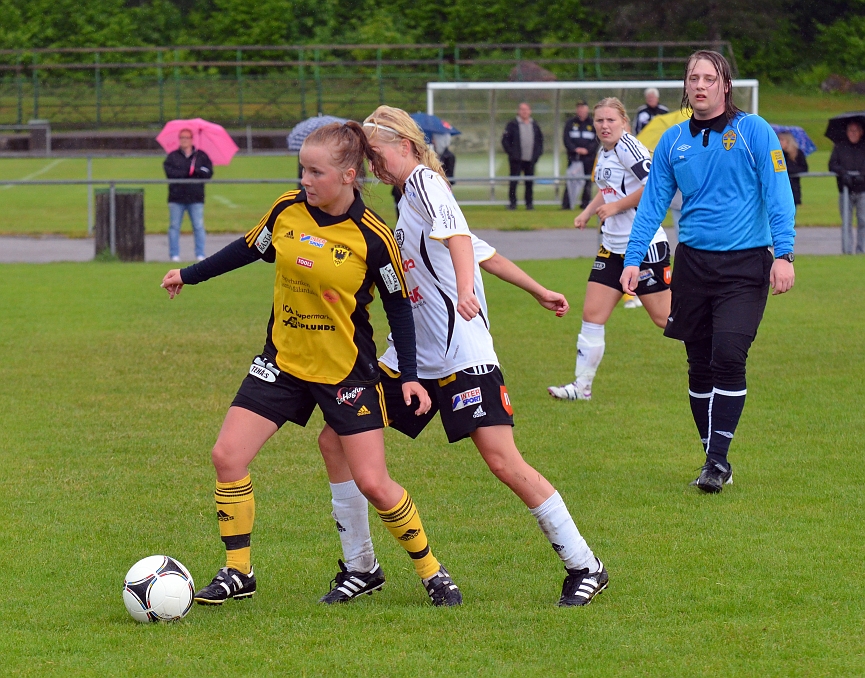 2012_0603_38.JPG - Amanda Hill söker efter ett passningsalternativ på mittplan