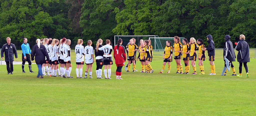 2012_0603_41.JPG - Lagen tackar varandra efter matchen