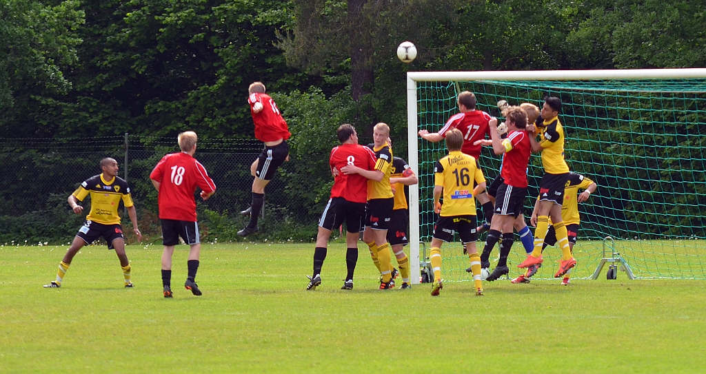 2012_0609_42.JPG - En farlig hörna för BK30. . . .