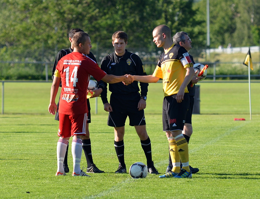 2012_0620_01.JPG - Lagkaptenerna hälsar på varandra