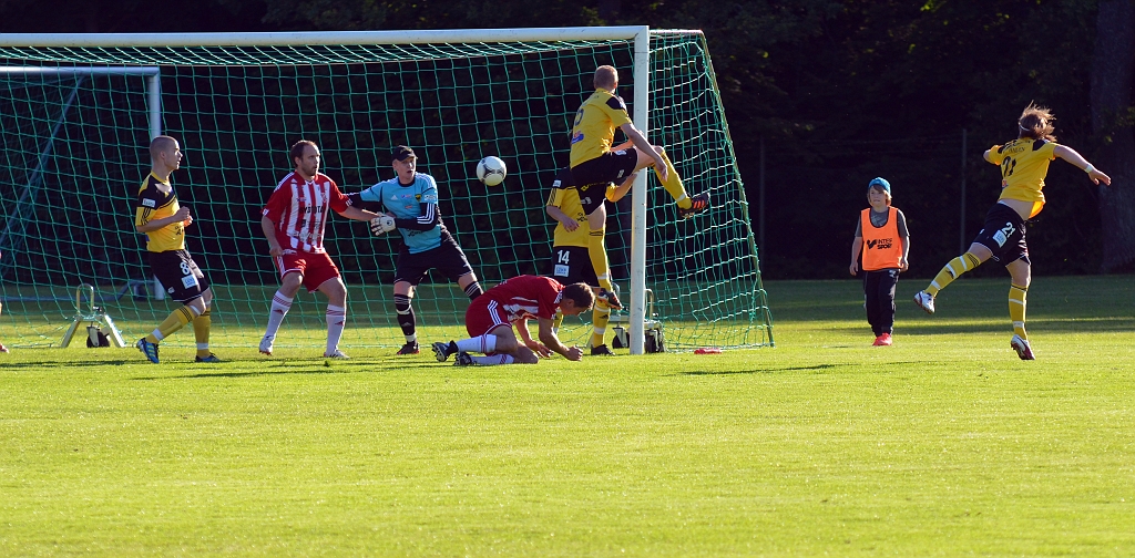 2012_0620_02.JPG - Sala får hörna direkt i matchöppningen, bollen tar på en Södraspelare. . . .