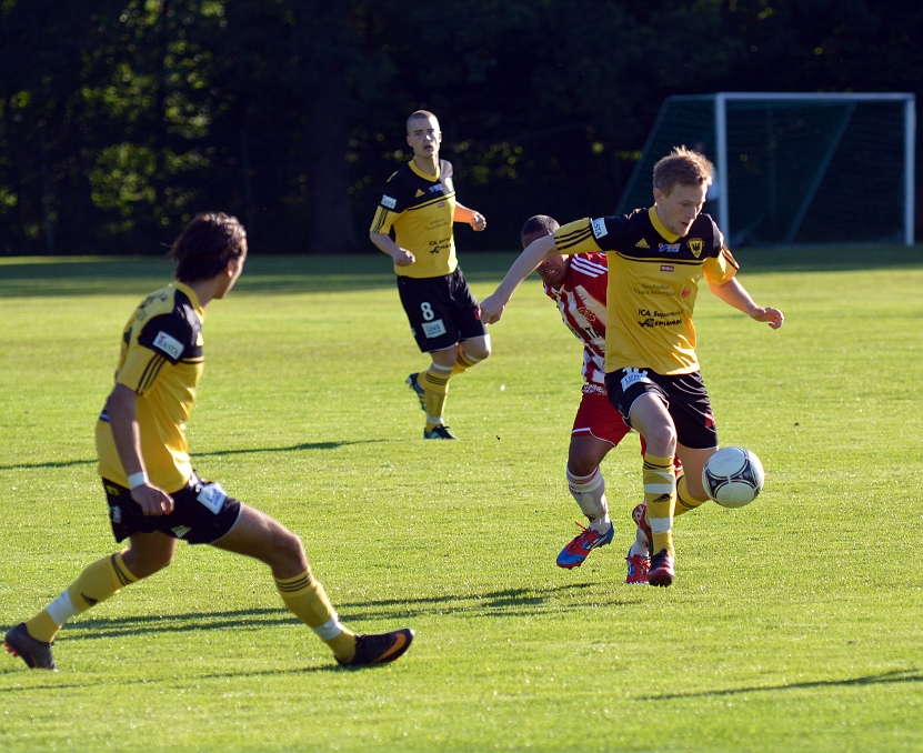 2012_0620_04.JPG - Filip Haglind bryter och försöker att spela iväg bollen