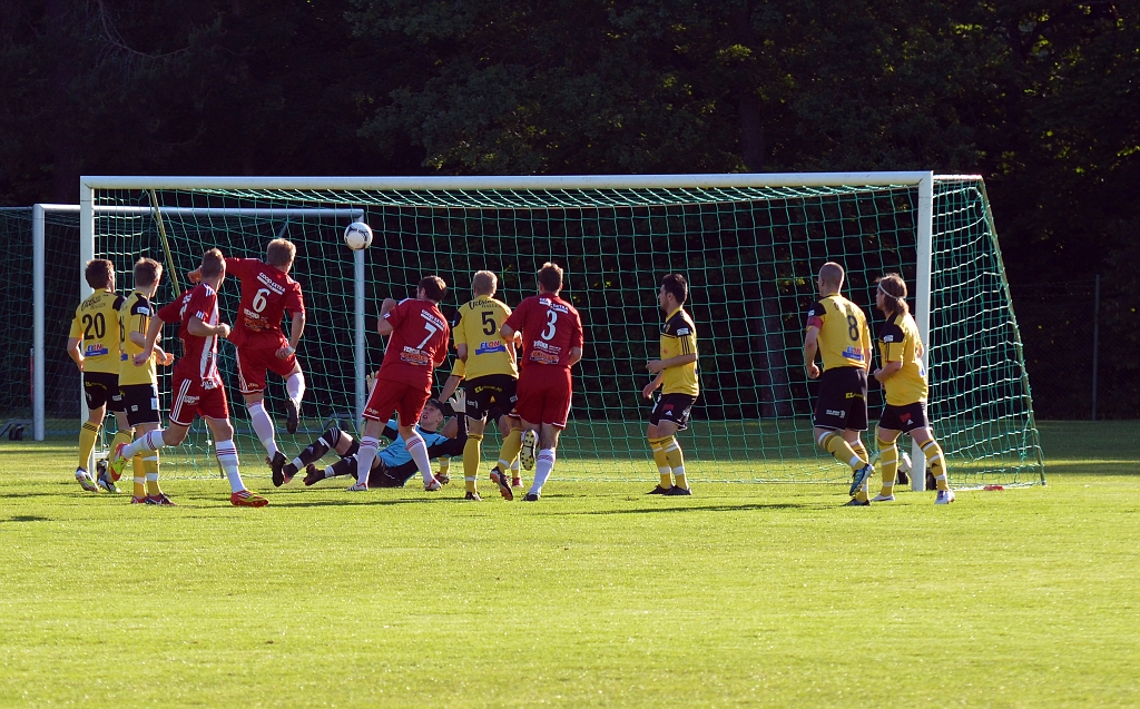 2012_0620_06.JPG - . . . . men bollen går till en salaspelare som får iväg bollen mot mål. . . .