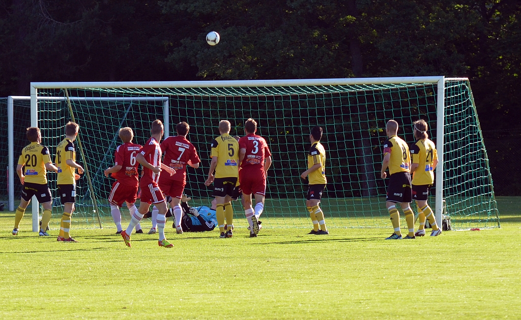2012_0620_07.JPG - . . . . men bollen går över målet.