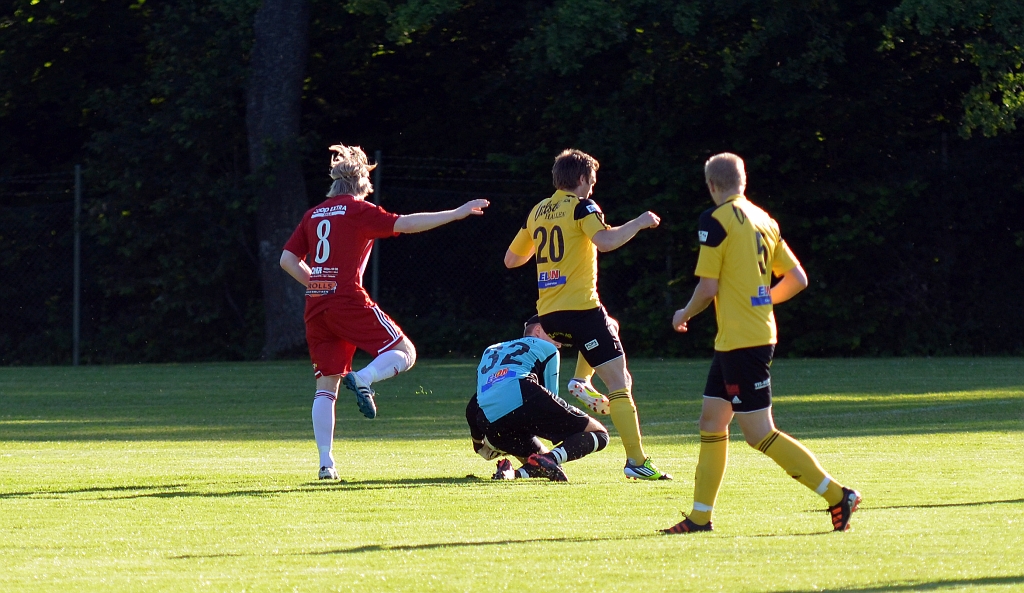 2012_0620_08.JPG - Södra's målvakt Emil Gillberg går ut och tar hand om bollen