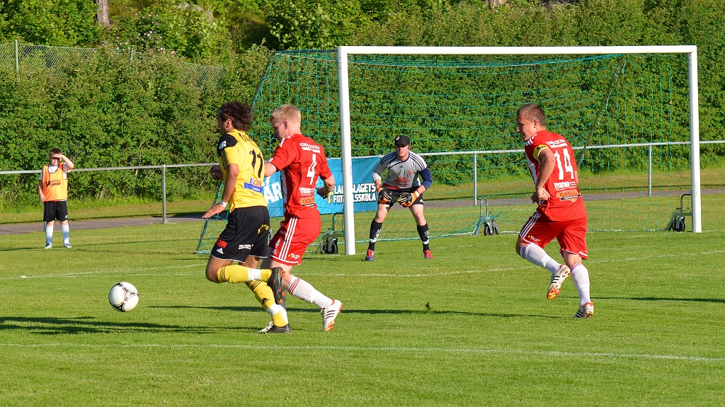 2012_0620_09.JPG - Rio Babovic blir nerdragen i straffområdet och Södra får straff