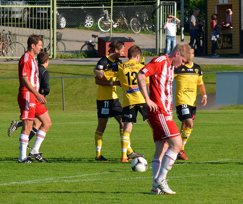 2012_0620_12.JPG - Glada Södraspelare efter målet