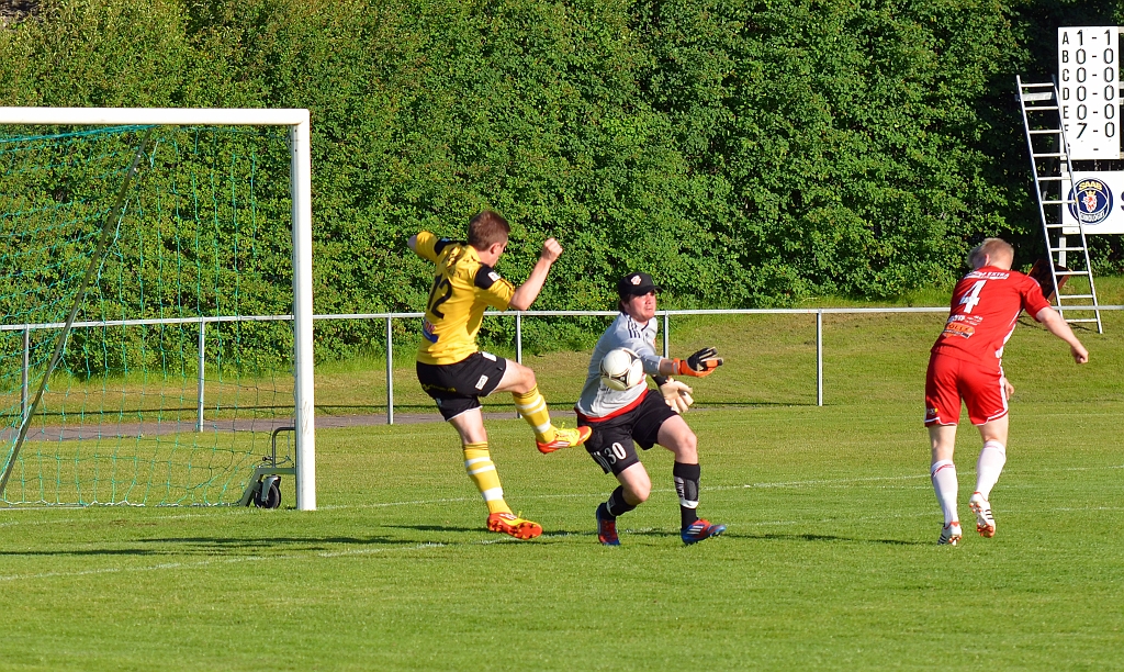 2012_0620_13.JPG - Brandon Wade får en fot på bollen. . . .