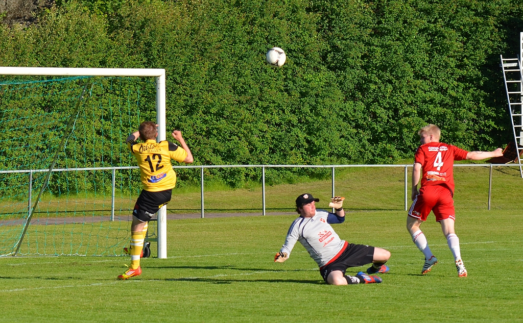2012_0620_14.JPG - . . . . som går i en båge över målvakten mot målet. . . .
