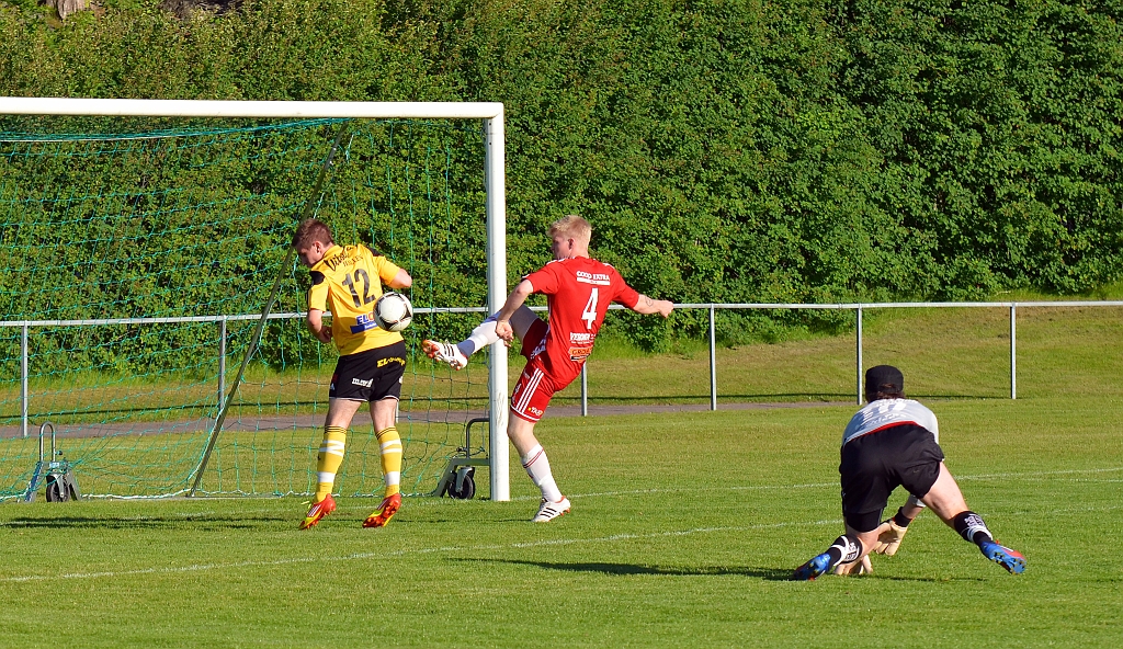 2012_0620_15.JPG - . . . . men Brandon hamnar framför bollen på något sätt och Salabacken kan sparka undan bollen