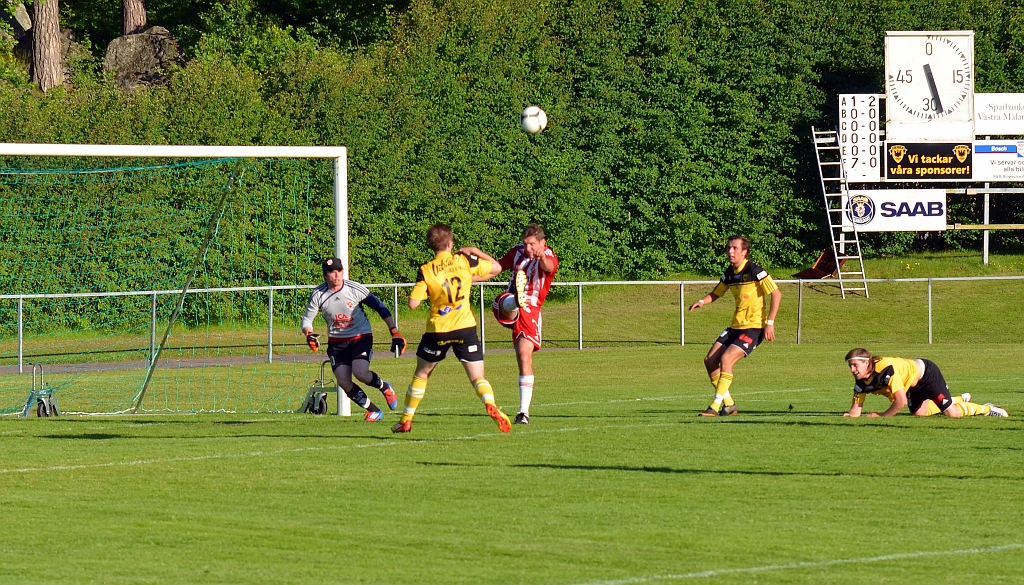 2012_0620_17.JPG - Salabacken får undan bollen i sista sekunden