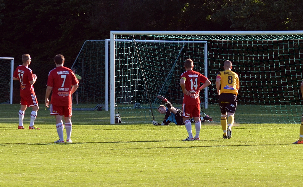 2012_0620_19.JPG - Sala's straffläggare gör inget misstag, 3-1 till Sala