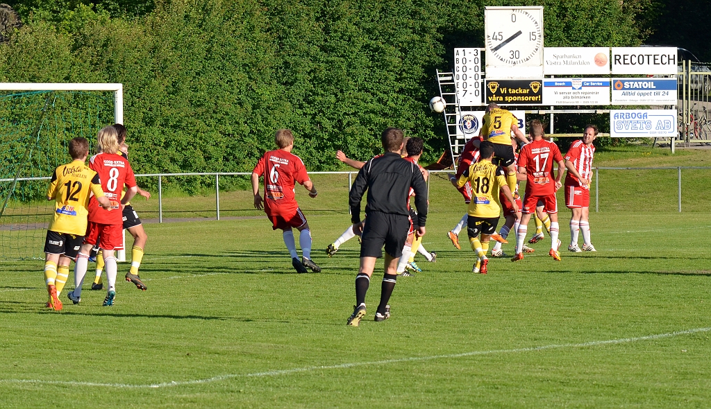 2012_0620_22.JPG - Filip Stjernfeldt nickar bollen mot mål efter en hörna