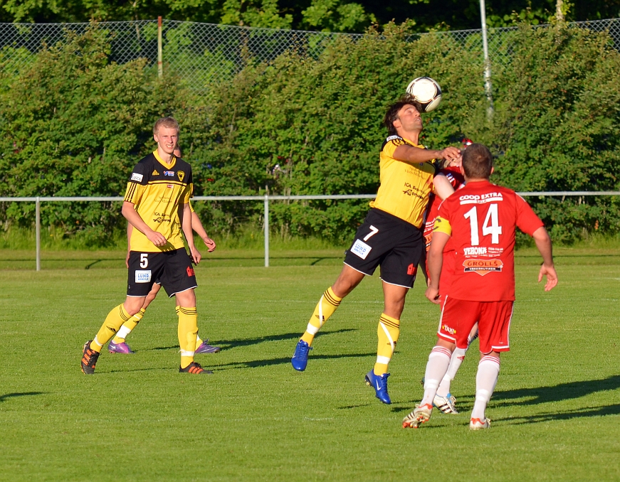 2012_0620_24.JPG - Karim Safari nickar undan bollen