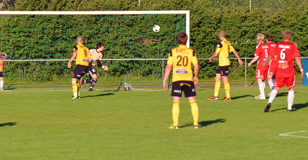 2012_0620_26.JPG - Nära ett Salamål men bollen passerar utanför stolpen, skottet kommer från vänsterkanten