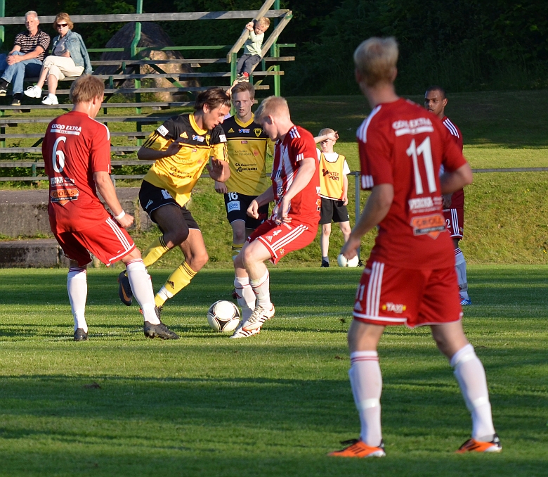 2012_0620_27.JPG - Rio Babovic försöker att dribbla sig fri och gå mot mål