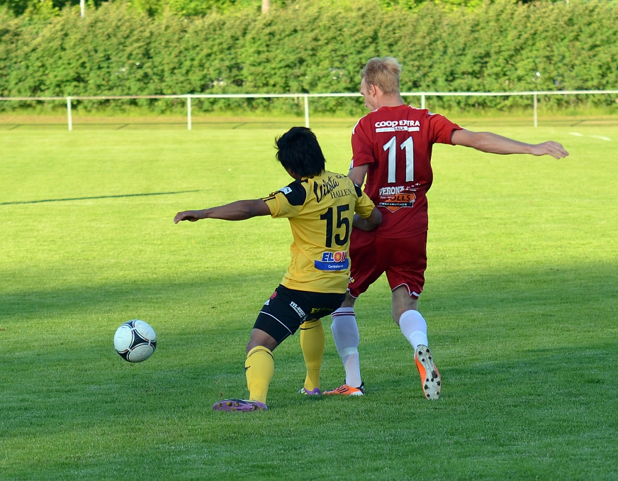 2012_0620_28.JPG - Mack Thachumphu i närkamp med en salaback