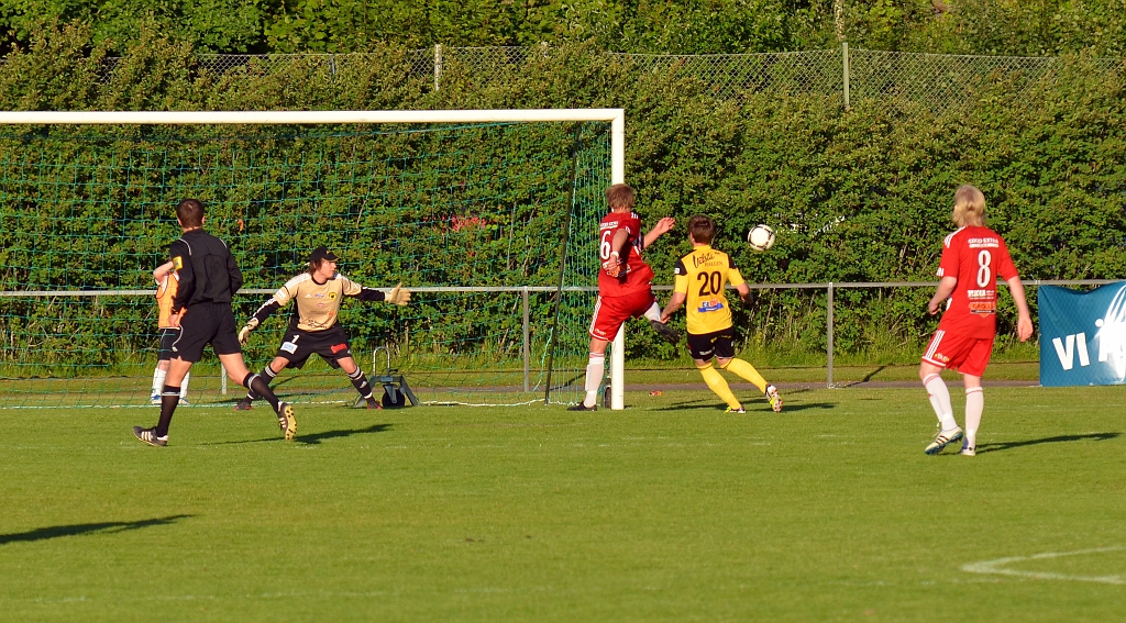 2012_0620_29.JPG - Salaspelaren får ett fint inlägg men slår bollen utanför mål i öppet läge
