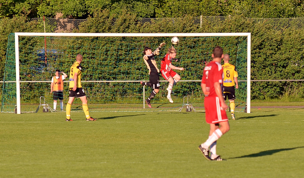 2012_0620_30.JPG - Haris Borovac stöter undan bollen efter en inlägg