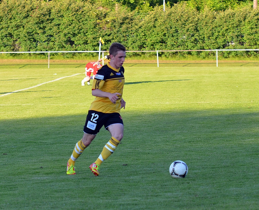 2012_0620_31.JPG - Brandon Wade bryter in mot mål efter en raid på kanten