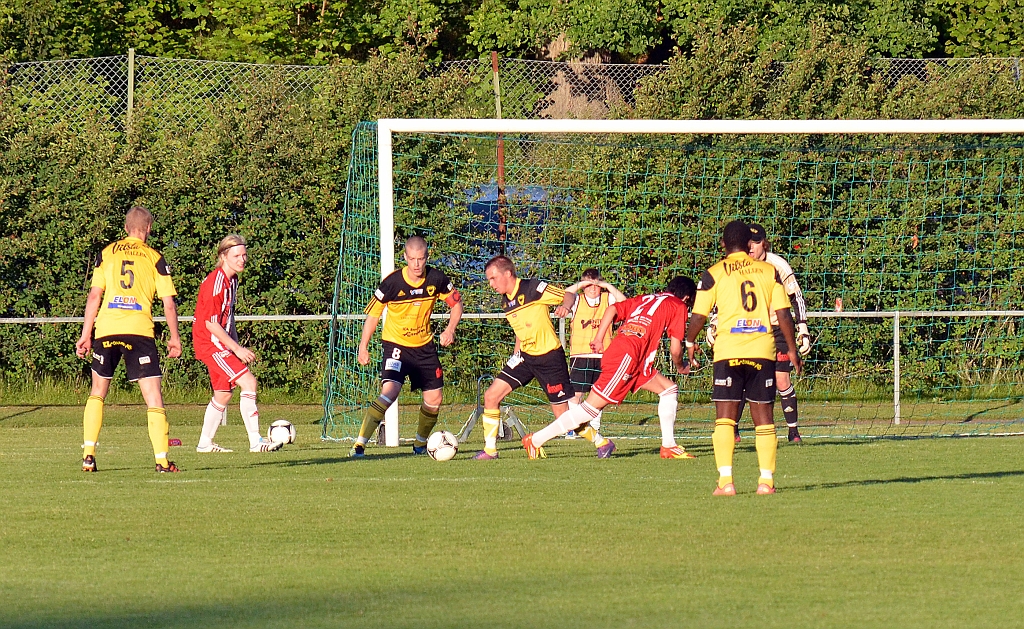 2012_0620_32.JPG - Patrik Palmqvist tar undan bollen efter en tilltrasslad situation framför Södramålet