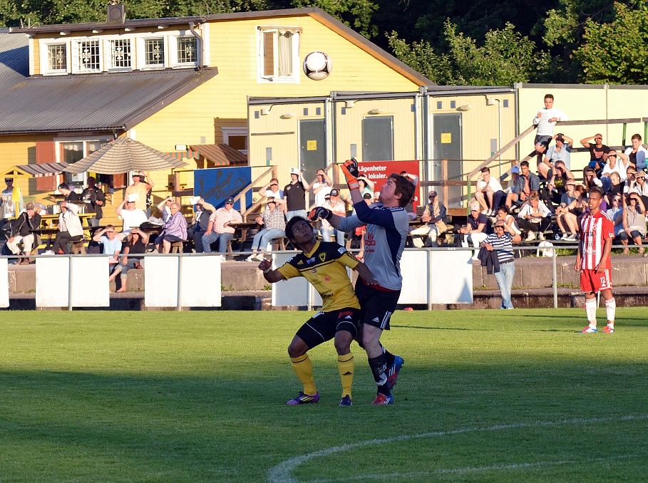 2012_0620_33.JPG - Sala's målvakt är långt utanför straffområdet och försöker få undan bollen. . . .