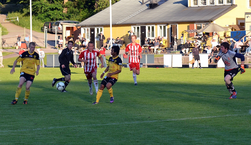 2012_0620_34.JPG - . . . . bollen går till Filip Stjernfeldt som skjuter mot mål, men dessvärre går bollen utanför