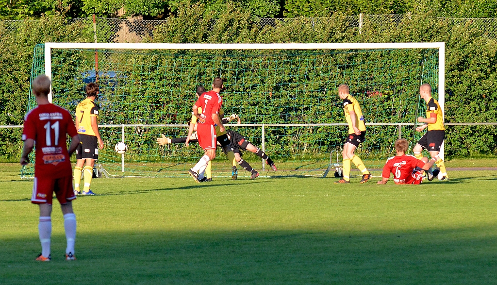 2012_0620_35.JPG - Sala avgör matchen genom att göra 4-1