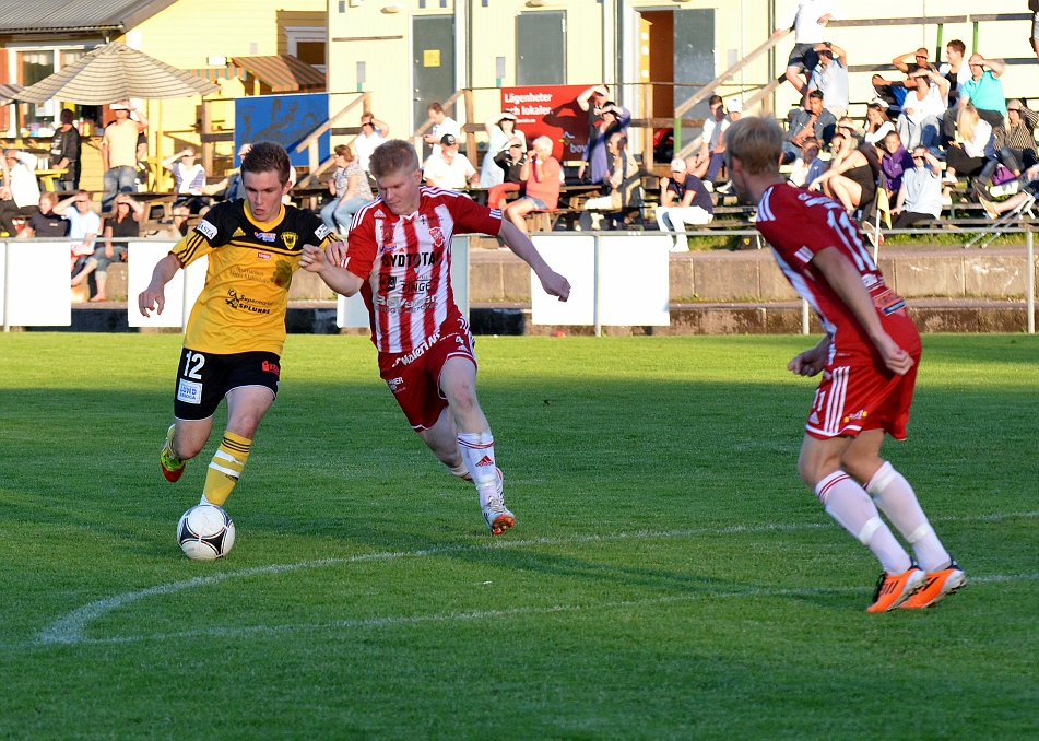 2012_0620_36.JPG - Brandon Wade gör ett sista försök till avslut mot mål