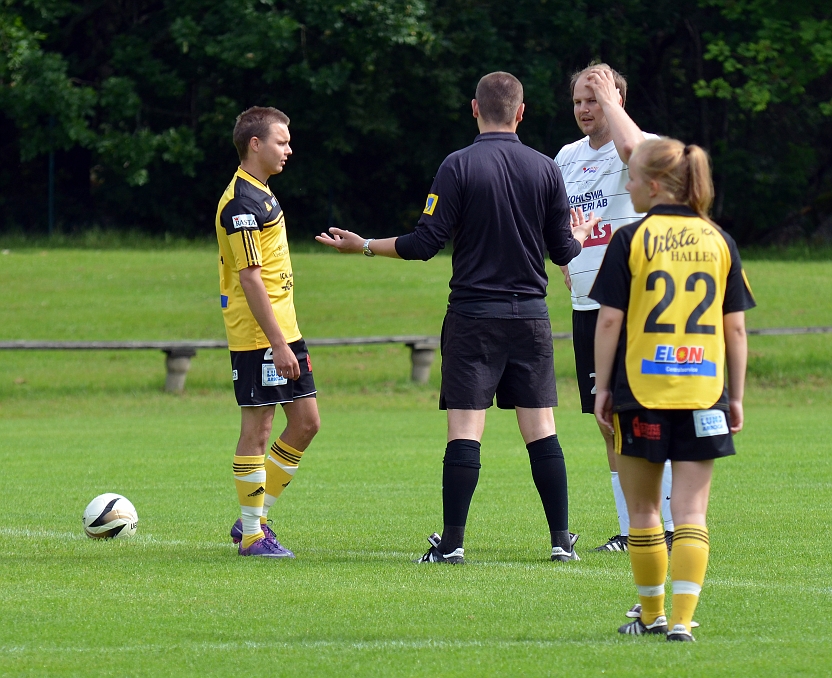 2012_0630_01.JPG - Arboga Södra IF - Kolsva IF 1-0. Dags för dagens första match i turneringen