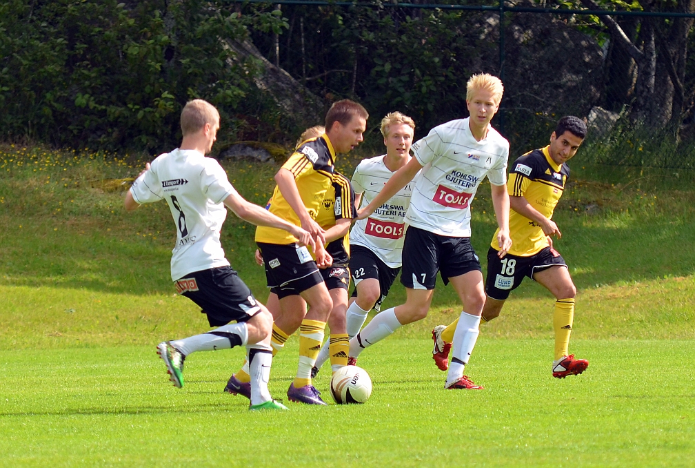 2012_0630_02.JPG - "Putte" Palmqvist försöker att dribbla sig igenom kolsvaförsvaret