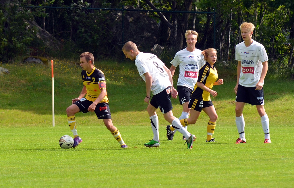 2012_0630_03.JPG - men får vända om och söka passningsalternativ.