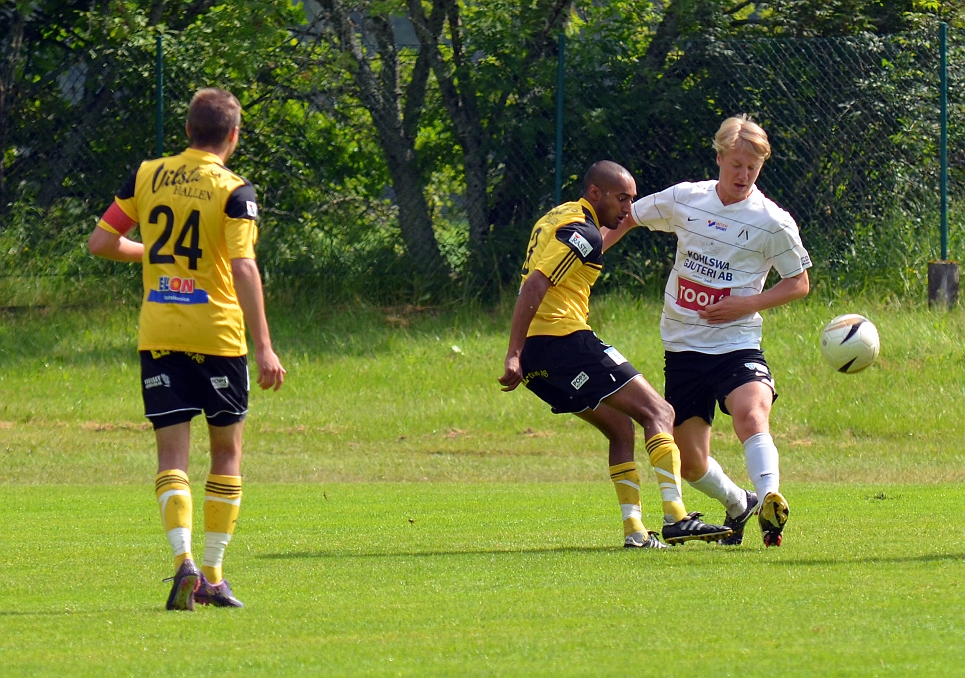 2012_0630_04.JPG - David Persson skjuter mot mål men skottet täcks av en kolsvaback