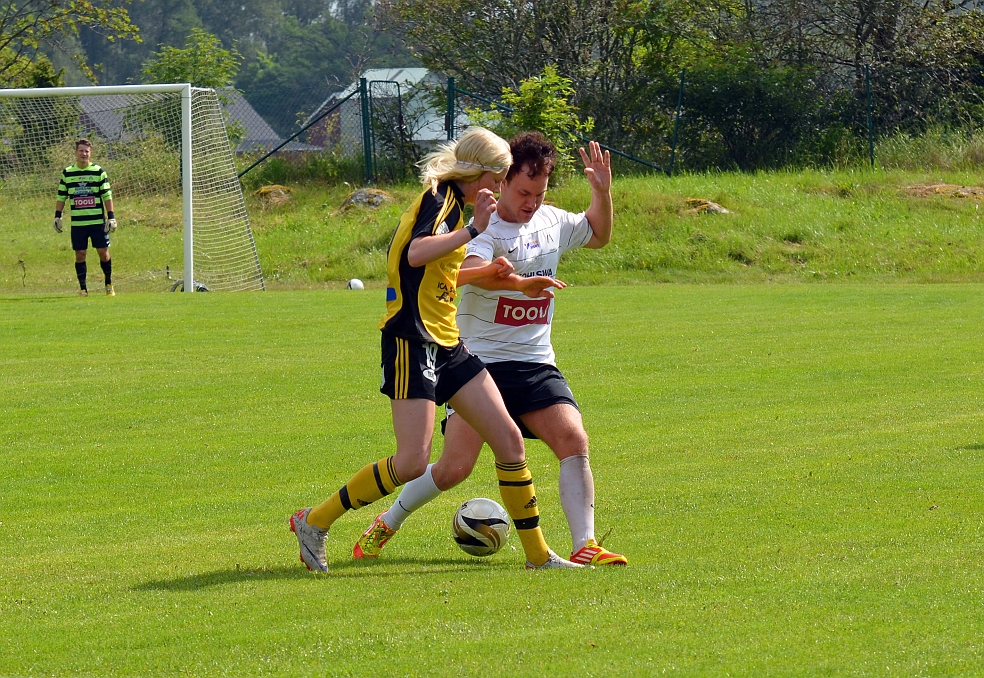 2012_0630_05.JPG - Jennifer Axelsson bryter ett försök till snabb spelvändning