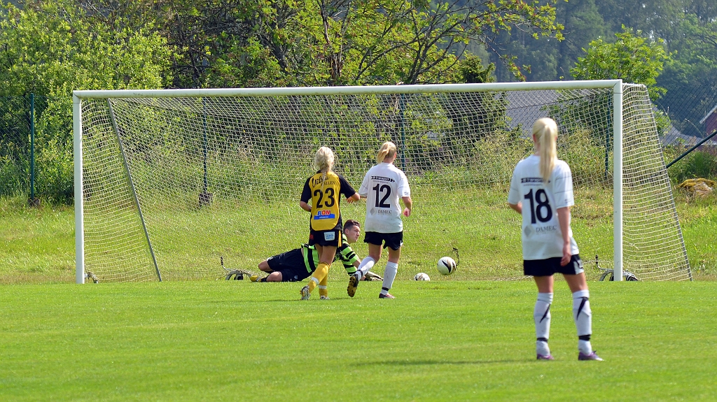 2012_0630_06.JPG - Ett skott från vänsterkanten där bollen passerar längs med målet och går till inspark