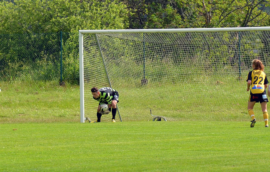 2012_0630_07.JPG - Ett skott från distans som kolsva's målvakt plockar in i skopan