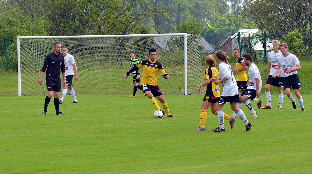 2012_0630_08.JPG - Mergim Bekaj med kontroll på bollen