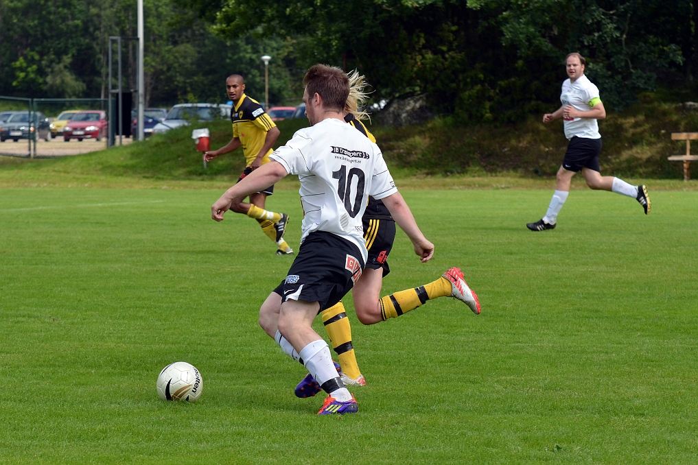 2012_0630_10.JPG - Jennifer Axelsson innaför kolsvaanfallaren, försöker att styra ut honom mot sidlinjen