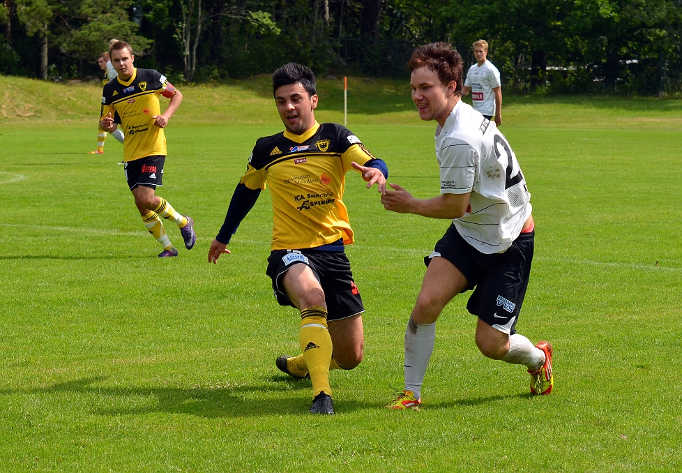 2012_0630_11.JPG - Mergim Bekaj hinner inte riktigt fram innan passningen slås