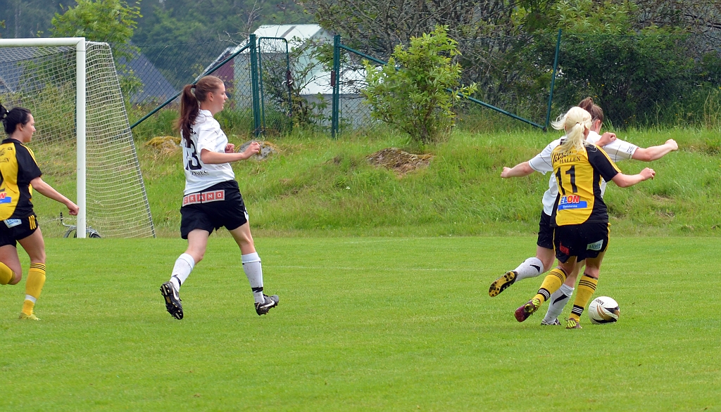 2012_0630_12.JPG - Elin Bergkvist pressar mot kolsvabacken